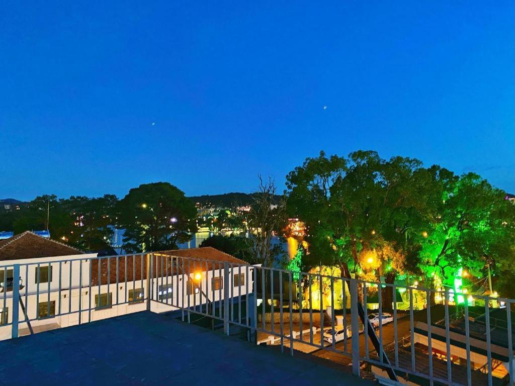דה לאט Gold Night Hotel מראה חיצוני תמונה